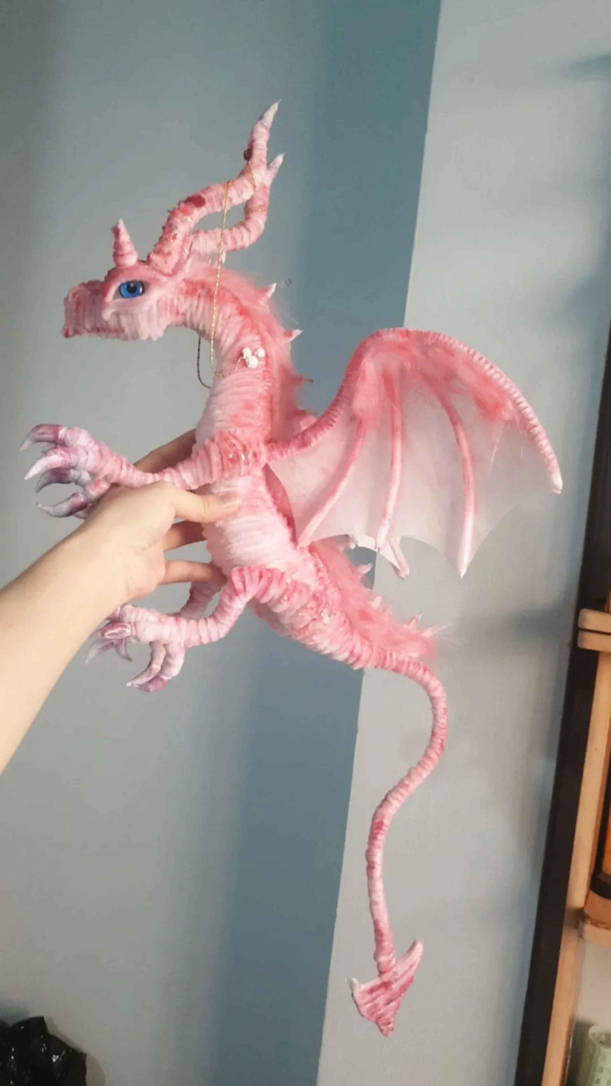 Dạo qua một số fanpage, giá của một bé rồng có 2 size tùy chọn: size 60cm có giá 420.000 đồng và size khoảng 1m2 có giá 990.000 đồng.