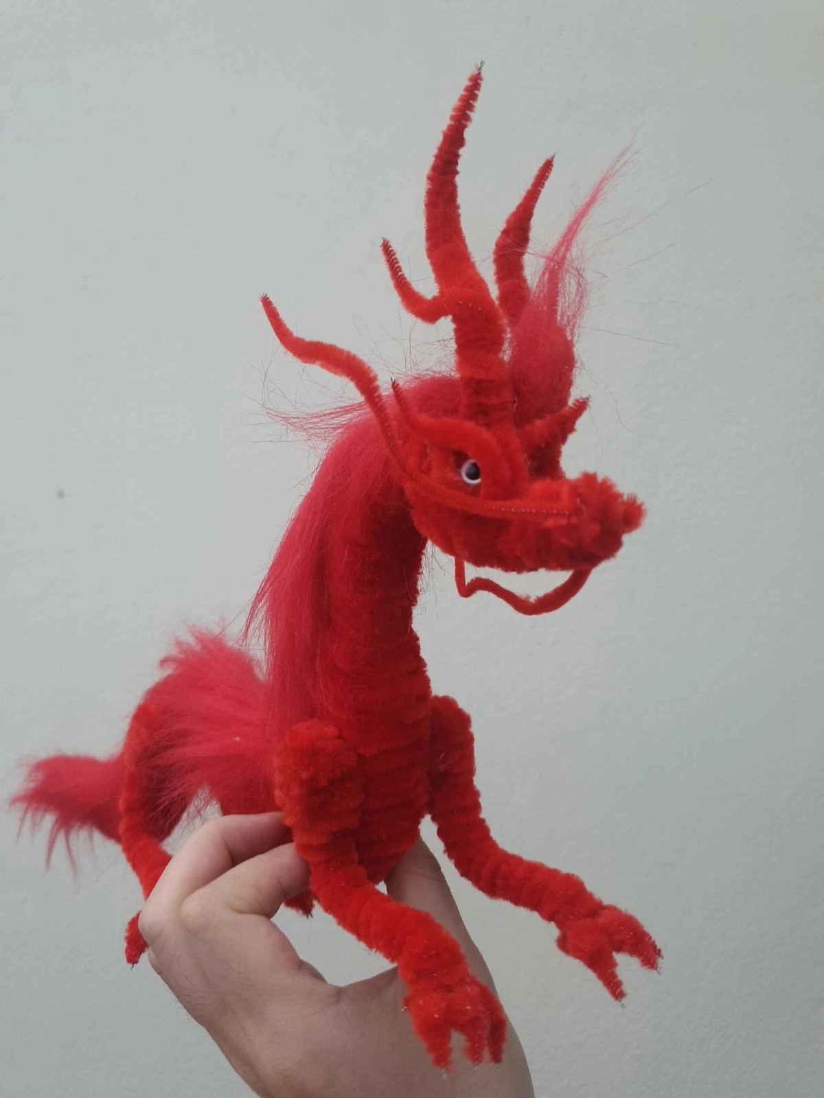 Nhiều cư dân mạng đã vô cùng bất ngờ về độ hoành tráng của con rồng được làm từ kẽm nhung như vậy. Nhiều người còn để lại lời nhắn hỏi ý muốn mua.