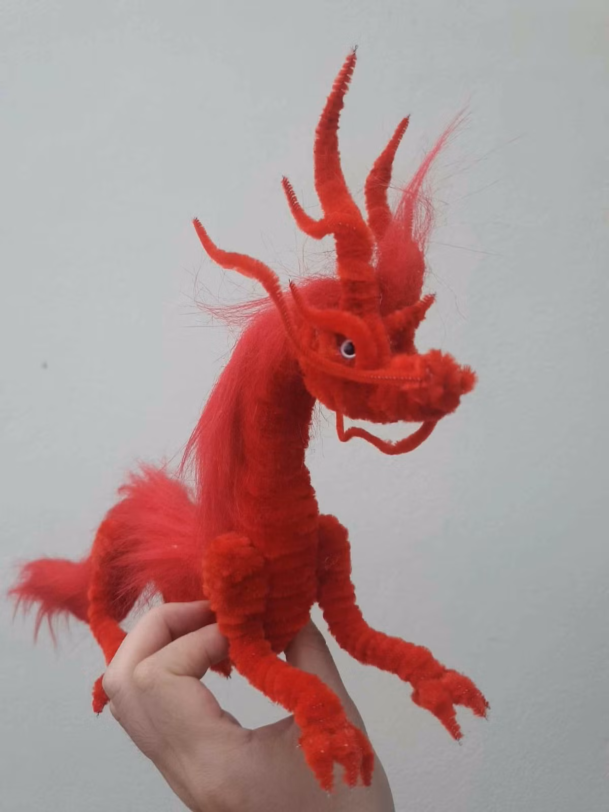 Nhiều cư dân mạng đã vô cùng bất ngờ về độ hoành tráng của con rồng được làm từ kẽm nhung như vậy. Nhiều người còn để lại lời nhắn hỏi ý muốn mua.