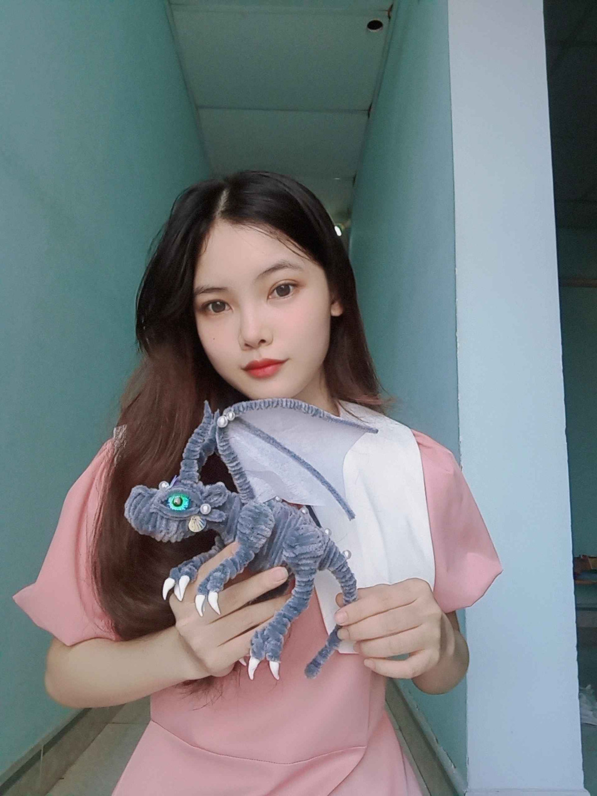 Cụ thể, con rồng được cô gái làm từ kẽm nhung từng bộ phận rồi lắp ráp lại hoàn chỉnh.