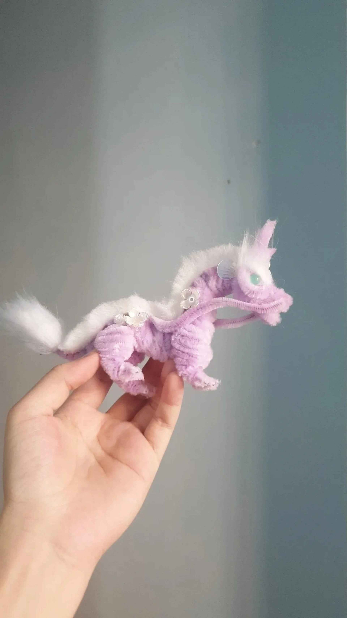 Sự sáng tạo vô bờ bến khiến cho những món đồ làm bằng kẽm nhung thêm phần sống động, được nhiều người lựa chọn làm quà tặng. Tuy là giá thành nguyên liệu rẻ nhưng công của người làm ra các sản phẩm từ kẽm nhung lại vô cùng “đắt” bởi nó cần có sự tỉ mỉ, kiên nhẫn.