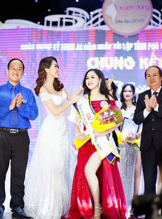 Hồng Lam từng đạt danh hiệu Hoa khôi cuộc thi “Nữ sinh Duyên dáng – Tài năng Phú Yên 2019”.