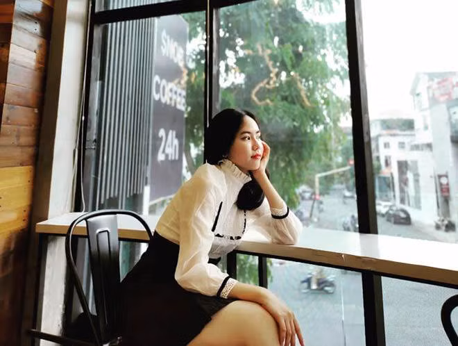 Hồng Lam cũng là thành viên hoạt động sôi nổi tại ban MC/phát thanh viên của CLB truyền thông/phóng viên trẻ của trường Tài chính.