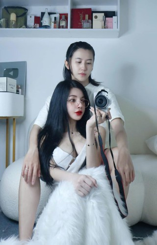 Sau một thời gian ngắn tìm hiểu, cặp đôi quyết định về chung nhà. Họ từ bỏ công việc ở Đồng Nai và TPHCM, cùng nhau đến Bình Dương xây dựng tổ ấm.