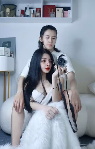 Sau một thời gian ngắn tìm hiểu, cặp đôi quyết định về chung nhà. Họ từ bỏ công việc ở Đồng Nai và TPHCM, cùng nhau đến Bình Dương xây dựng tổ ấm.