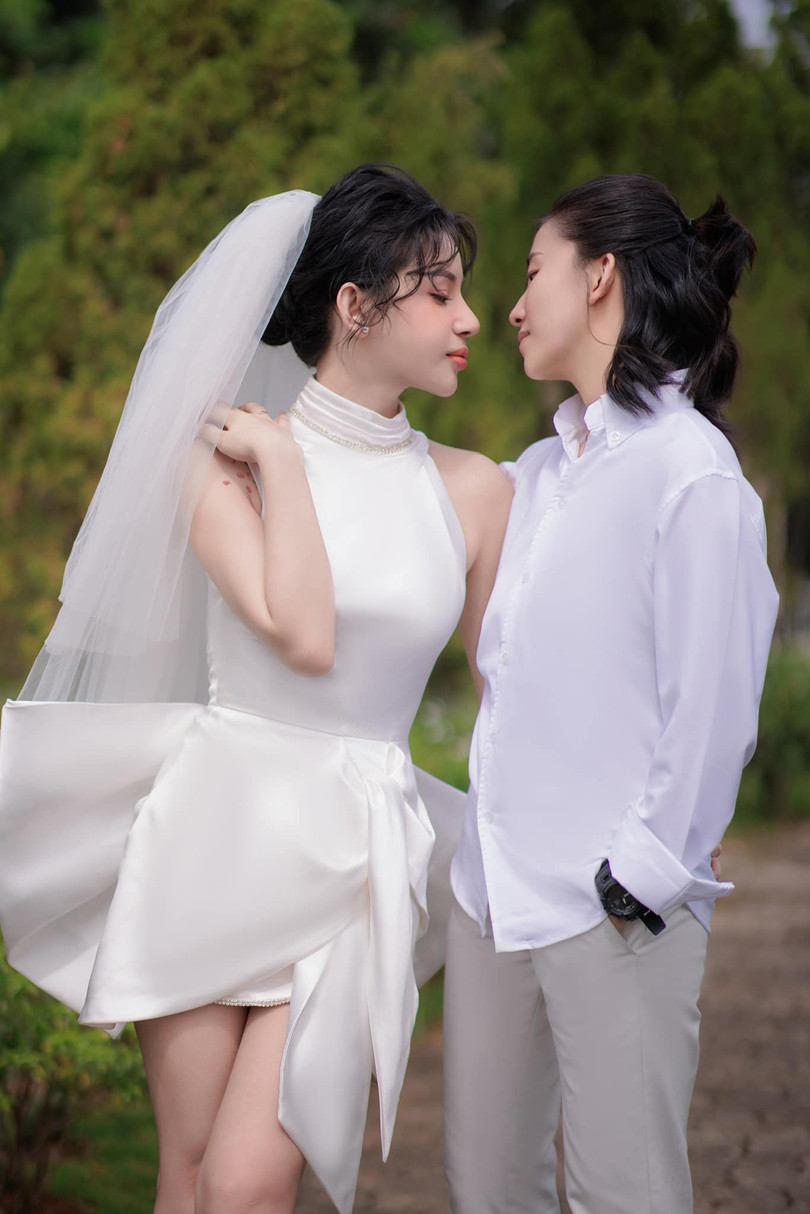 Nhi và Tú nhận ra giới tính thật của mình từ rất sớm. Họ dũng cảm công khai và may mắn được gia đình thấu hiểu, chấp nhận.