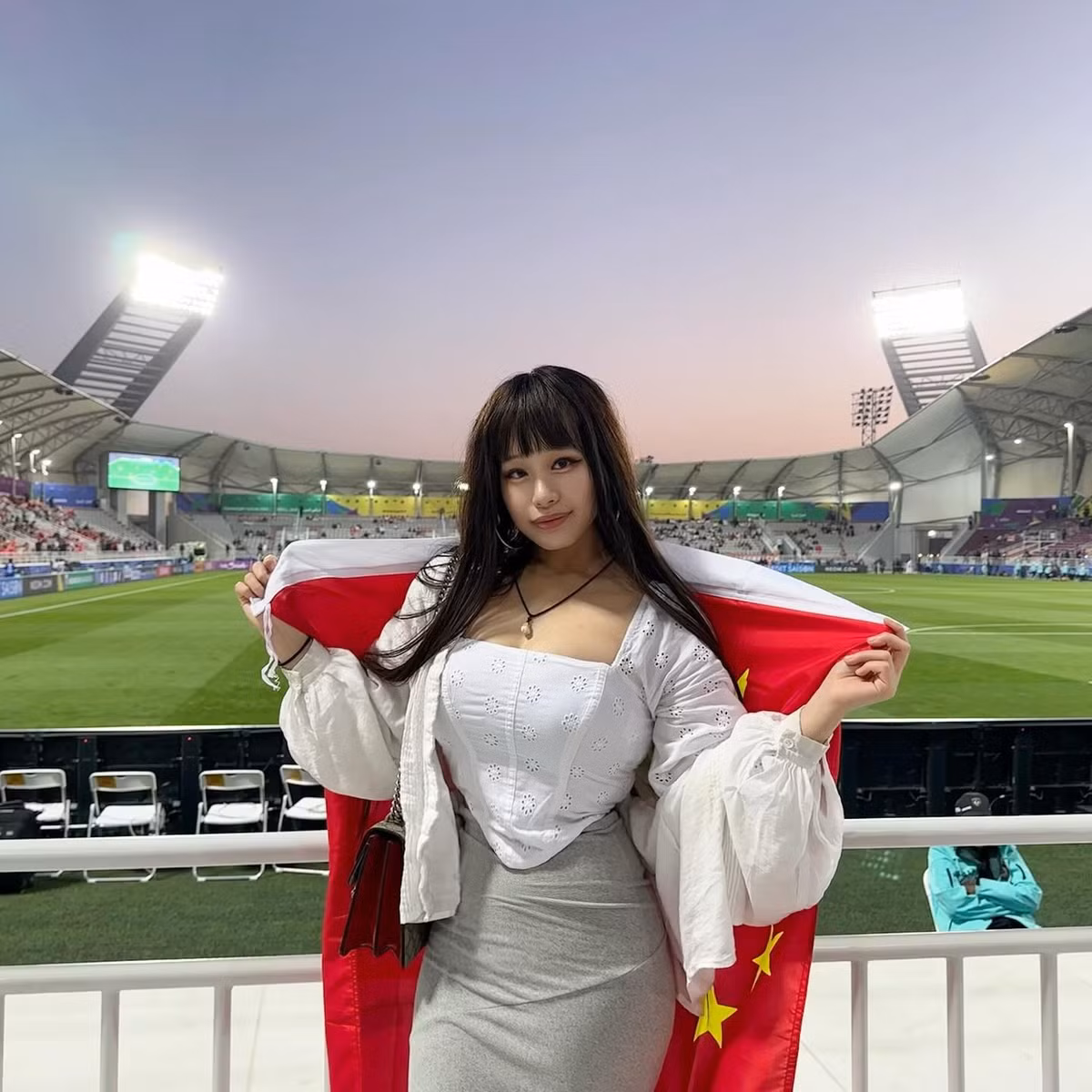 Với phong cách làm việc chuyên nghiệp cùng ngoại hình nổi bật, Liv Wang nhanh chóng gây chú ý khi xuất hiện tại hàng loạt sự kiện thể thao quốc tế.