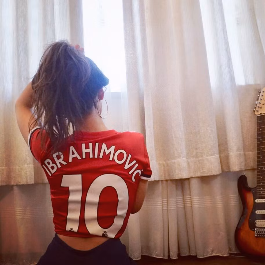 Nàng hot girl ghi điểm nhờ loạt nội dung ghi lại hậu trường các buổi phỏng vấn, những khoảnh khắc đời thường năng động và đặc biệt là ngoại hình quyến rũ khó cưỡng.