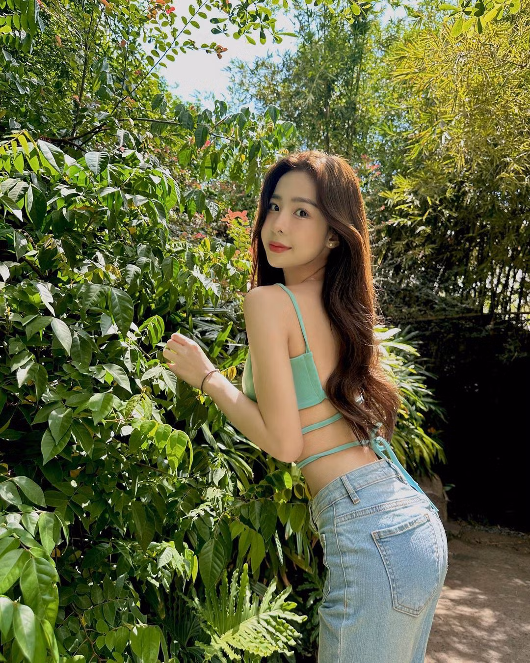 Tammy Phạm sở hữu gương mặt xinh xắn và vóc dáng quyến rũ mê người. Cô nàng từng nổi như cồn với loạt ảnh diện đồ gợi cảm miễn chê.