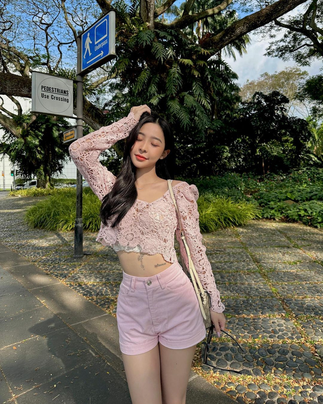 Ngoài thời gian lên lớp, nàng hot girl còn là mẫu ảnh tự do và đóng vai trò review sản phẩm trên TikTok.