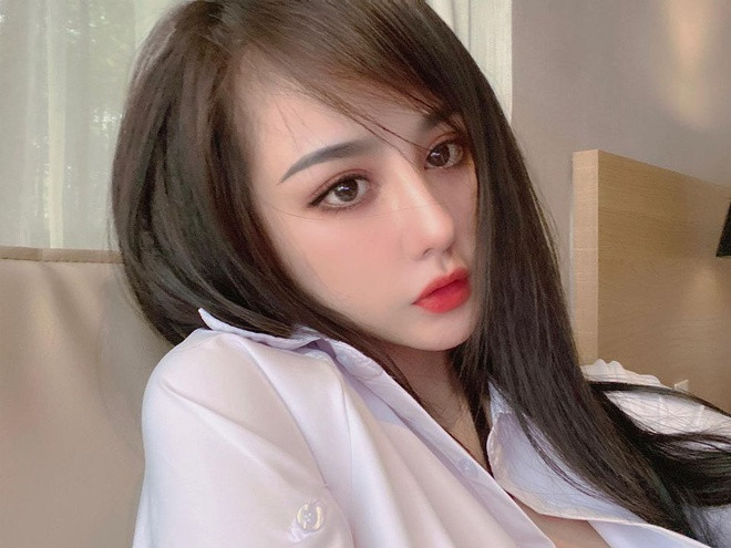 Tối 24/4, Karik gây chú ý khi đăng ảnh cùng một cô gái bí ẩn kèm tâm sự so deep: "Cảm ơn đã đến và đi một đoạn cùng nhau, chúng ta đều xứng đáng có một người tốt hơn".