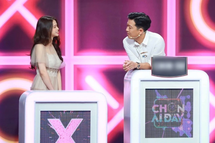 Linh Ka nổi tiếng qua những video cover trên mạng. Vì gây nhiều tranh cãi, cô nàng đã trở thành cái tên được cộng đồng mạng quan tâm.