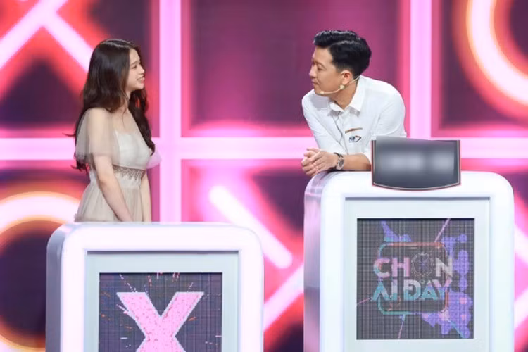 Linh Ka nổi tiếng qua những video cover trên mạng. Vì gây nhiều tranh cãi, cô nàng đã trở thành cái tên được cộng đồng mạng quan tâm.