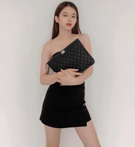 Linh Ka còn từng gây bất ngờ khi tiết lộ bản thân phải chi nửa tỷ đồng mỗi tháng để mua đồ hiệu.