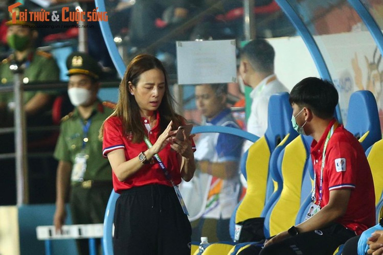 Nữ tỷ phú đã nén đau để ở lại theo dõi trận đấu, cổ vũ thầy trò HLV Polking. Bà phải chườm đá để có thể ở lại sân Thiên Trường trọn vẹn 90 phút.