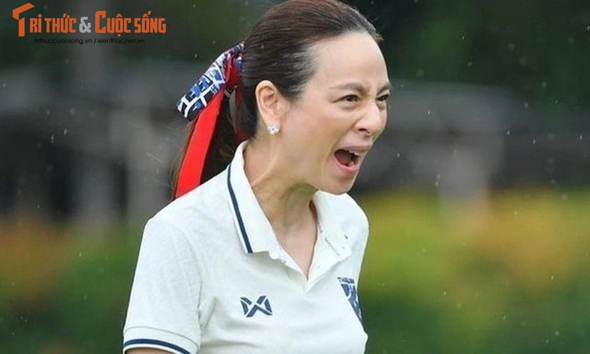 Tại sân, Madam Pang quan tâm đến thầy trò HLV Polking. Bà ăn mừng cùng chiến lược gia người Brazil và liên tục hỏi han, động viên các cầu thủ.