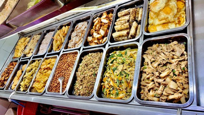 Lan Phương cho biết: "Căn tin có giao diện bắt mắt, bảng hiệu giới thiệu món ăn to rõ ràng, thực phẩm phong phú. Cô chú làm ở căn tin thì dễ thương. Quả căn tin này thực sự là niềm ao ước của rất nhiều sinh viên, cũng như khiến phụ huynh yên tâm là con mình không "héo" khi phải học xa gia đình". Ảnh: Đại học Bách Khoa