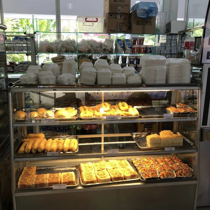 Thực đơn của căn tin trường được đánh giá ngon miệng, ngon mắt, giá thành hợp lý. Đặc biệt, không gian của căn tin rất gọn gàng, ngăn nắp, từng quầy thức ăn được bố trí riêng biệt. Ảnh: FB Lan Phương