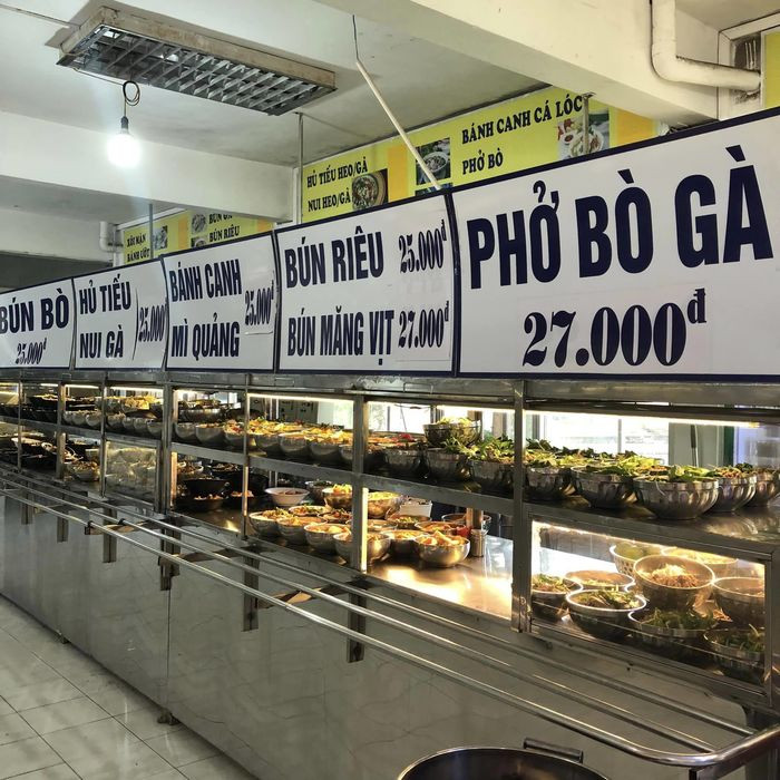 Cụ thể, một tài khoản có tên Lan Phương đã đăng chùm ảnh chụp mọi góc trong căn tin của trường Đại học Ngân hàng TP.HCM, kèm theo đó là bài review với tiêu đề "Căn tin mà sinh viên nào cũng ao ước". Ảnh: FB Lan Phương