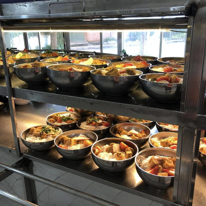 Mới đây, hình ảnh khuôn viên căn tin trường học bắt mắt, đa dạng món ăn với giá cả phải chăng, sạch sẽ đang thu hút sự quan tâm của cộng đồng mạng. Ảnh: FB Lan Phương