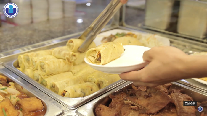 Theo chia sẻ của bạn Phú Sĩ - sinh viên của trường thì thực đơn có nhiều món ăn, không gian thoáng, có máy lạnh: "Mình thường đến đây ăn cùng bạn bè. Mình thấy đồ ăn ngon, vệ sinh sạch sẽ, giá cũng khá hợp lý". Ảnh: Đại học Quốc tế