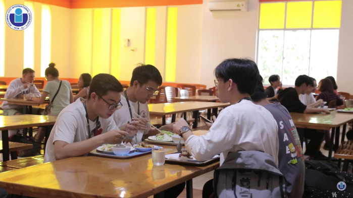 Vì là nơi phục vụ ăn uống cho toàn thể sinh viên lẫn cán bộ giảng viên nhà trường nên thực đơn của căn tin được đầu tư mạnh, đa dạng món ăn khắp vùng miền với mức giá phải chăng. Ảnh: Đại học Quốc tế