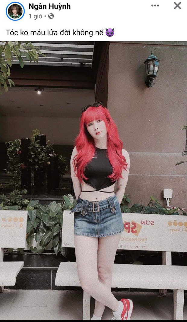 Mới đây, trên trang cá nhân, Ngân Sát Thủ đã khiến người hâm mộ thích thú khi đăng tải hình ảnh khoe tóc mới rực lửa cùng phong cách đầy nổi loạn. Điều này khác xa với hình tượng nữ tính thường thấy của nữ streamer này.