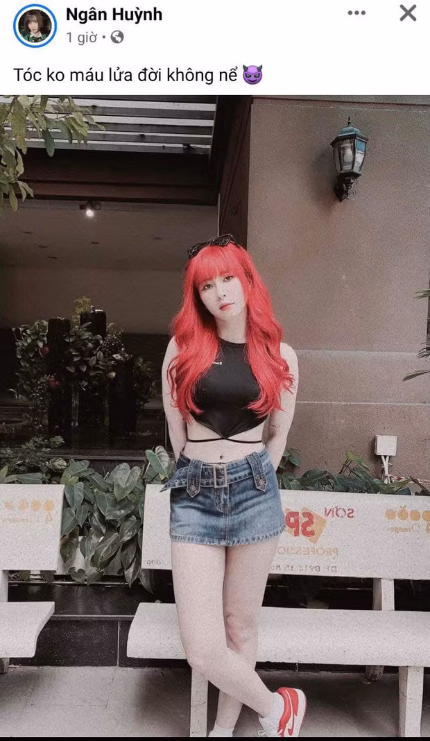 Mới đây, trên trang cá nhân, Ngân Sát Thủ đã khiến người hâm mộ thích thú khi đăng tải hình ảnh khoe tóc mới rực lửa cùng phong cách đầy nổi loạn. Điều này khác xa với hình tượng nữ tính thường thấy của nữ streamer này.