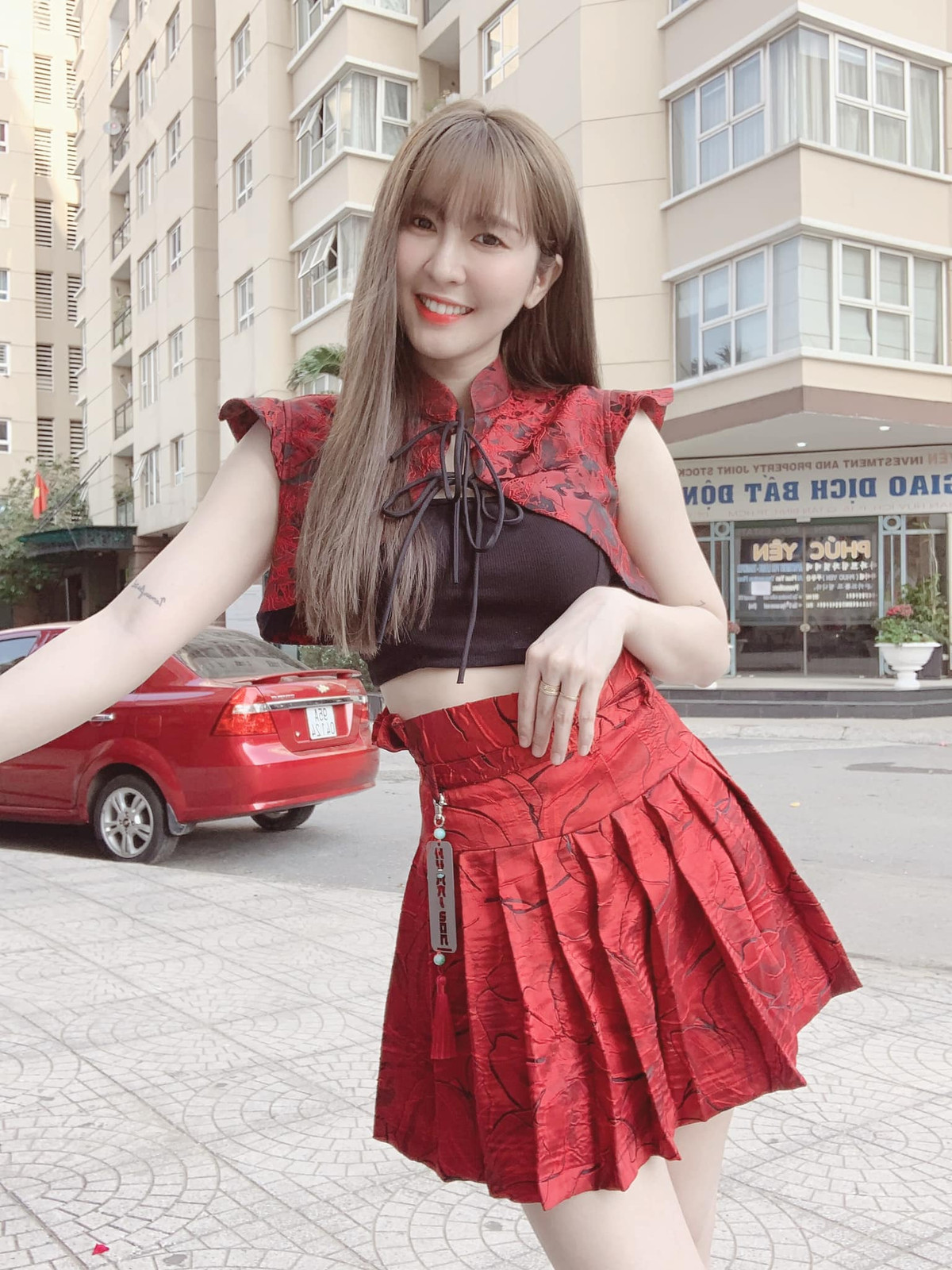 Nhiều người dành lời khen ngợi cho vẻ ngoài mới mẻ của Ngân Sát Thủ. Còn các đồng nghiệp như MisThy, DK Khỉ... cũng đã để lại bình luận trầm trồ phía dưới hình ảnh mới của bạn gái cũ ViruSs.