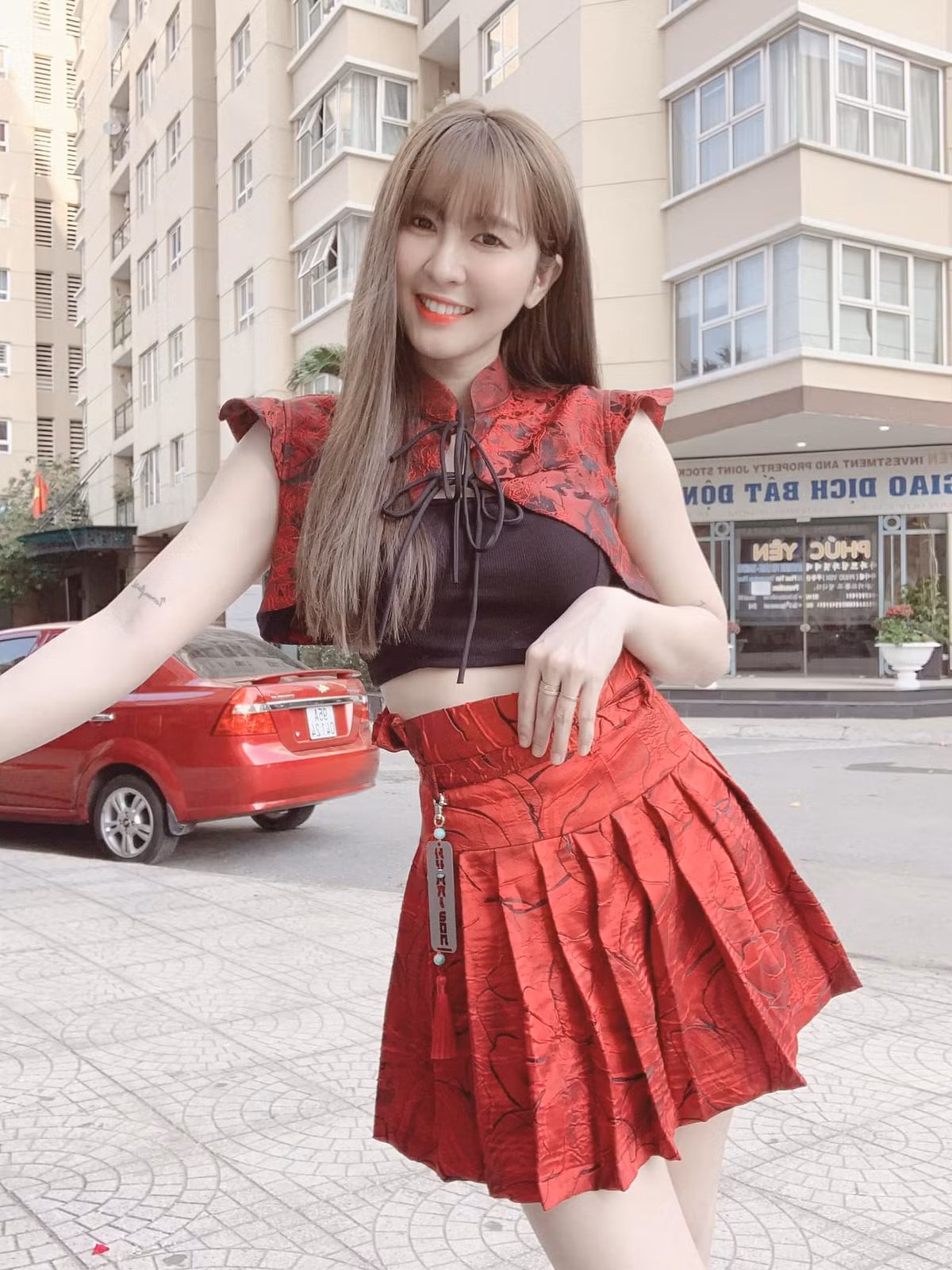 Nhiều người dành lời khen ngợi cho vẻ ngoài mới mẻ của Ngân Sát Thủ. Còn các đồng nghiệp như MisThy, DK Khỉ... cũng đã để lại bình luận trầm trồ phía dưới hình ảnh mới của bạn gái cũ ViruSs.