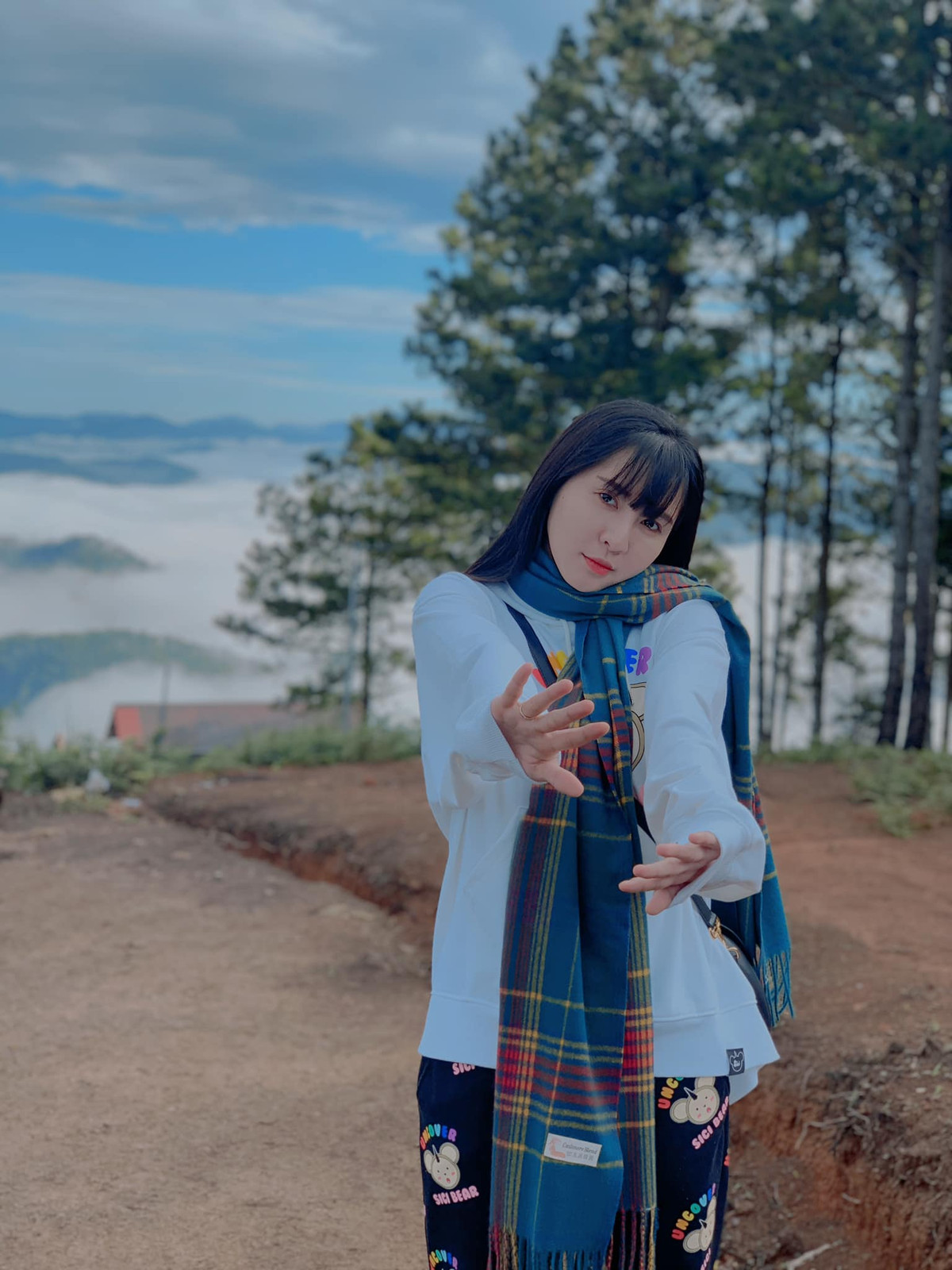 Ngân Sát Thủ cho biết ViruSs luôn bận với mọi thứ, có nhiều ước mơ hoài bão lớn còn cô chỉ ở nhà, tập trung stream nên không có thời gian cho nhau dẫn đến khoảng cách xa dần.