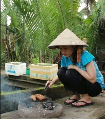 Lúc mẹ Mỹ Linh mở nắp nồi, hơi nóng bốc lên làm bà bị bỏng ngón cái và ngón trỏ. Cảnh đó khiến cô bạn này quyết tâm học nấu ăn nghiêm túc hơn để sau này mẹ không phải vào bếp nhiều nữa.