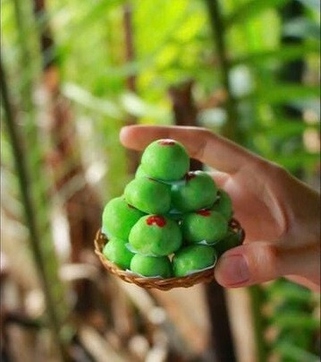 Công việc văn phòng chuẩn chỉ về giờ giấc khiến Linh không có nhiều thời gian để quay video, chỉ cuối tuần về quê mới có thể thực hiện. Điều này đôi khi khiến cô cảm thấy áp lực. Tuy nhiên, mong muốn mãnh liệt được chia sẻ văn hóa ẩm thực quê hương với nhiều người khiến cô có đủ động lực chịu vất vả, cố gắng sắp xếp thời gian.