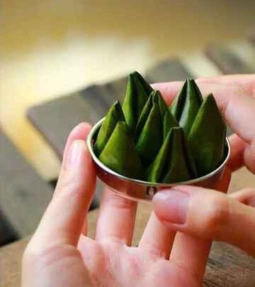 Ban đầu, Mỹ Linh không thích công việc bếp núc lắm, nhưng rất yêu cảm giác được cùng mẹ ra chợ, ra vườn, ra ao, ra ruộng. Ở miệt vườn miền Tây, đâu đây cũng có thể kiếm nguyên liệu nấu ăn. Mẹ cứ đi trước, còn Linh cầm rổ, cầm túi lẽo đẽo theo sau, cứ thế mà thành khéo, thành thích nấu nướng.