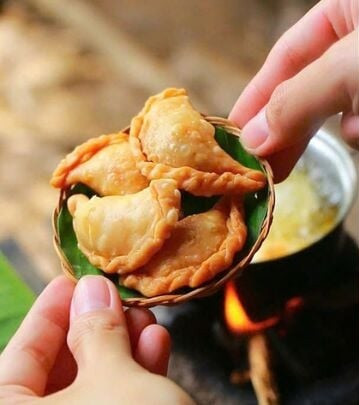 Theo chia sẻ của Mỹ Linh, mẹ chính là người dạy cô nấu ăn bằng những lần cầm tay chỉ việc, hướng dẫn tỉ mỉ từ những kỹ năng cơ bản như sơ chế nguyên liệu, nêm nếm món ăn sao cho vừa miệng và nhiều mẹo vặt trong bếp.