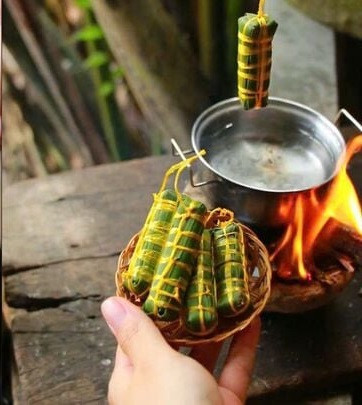 Linh nhớ có lần mẹ nấu bánh hẹ, một món đặc sản miền Tây, được cộng đồng người Hoa đến vùng này làm ăn rồi lưu lại từ hàng trăm năm trước. Bánh làm từ bột gạo hoặc bột há cảo, nhân lá hẹ xắt mỏng trộn thịt bằm, tôm khô, thêm gia vị rồi đem hấp lá chuối.