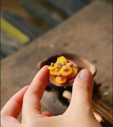 Cuối năm 2023, Linh bắt đầu thử nghiệm làm những món ăn siêu nhỏ đơn giản. Với cô, đây là quá trình luyện tay nghề đầy thú vị. Cô phải học hỏi rất nhiều từ các video hướng dẫn trên mạng, trải qua nhiều lần làm - sai - sửa.