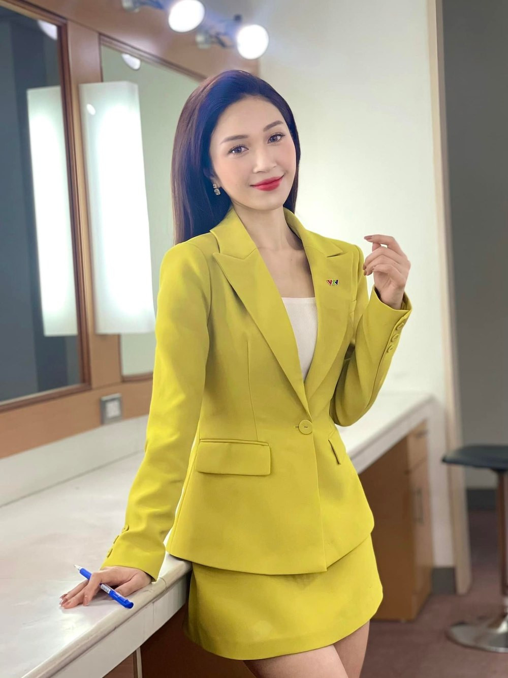 Lễ trao giải Quả Bóng Vàng 2021 đã diễn ra thành công tốt đẹp. Bên cạnh sự xuất hiện của các cầu thủ nổi tiếng, dân mạng còn chú ý tới cô nàng MC vừa duyên dáng, vừa tinh tế.