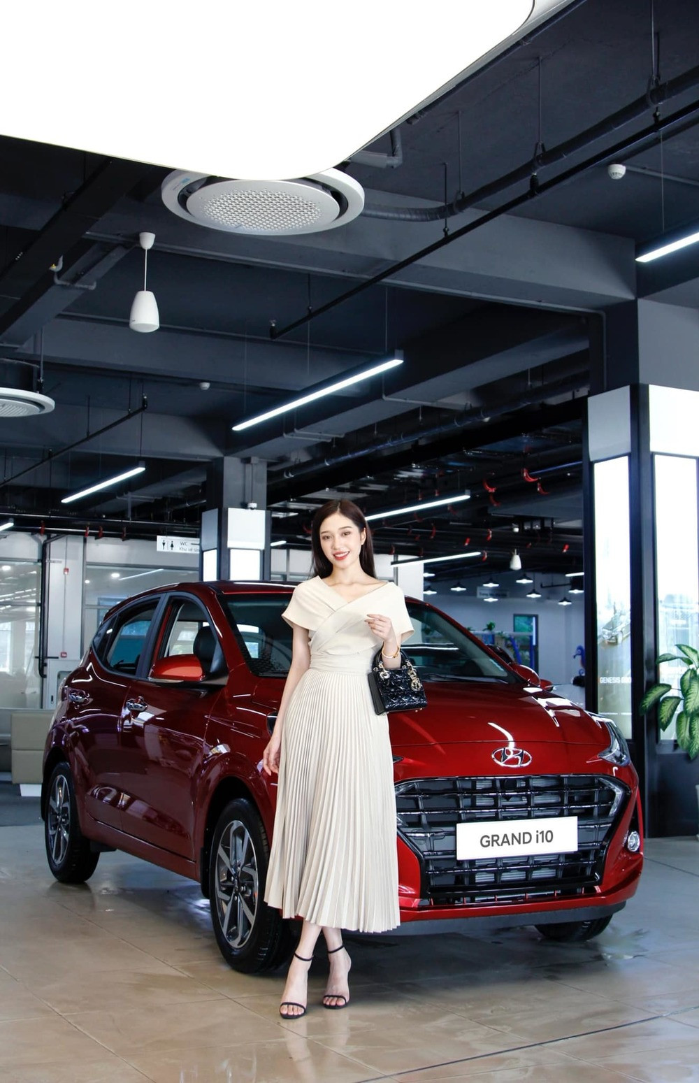 Được biết, Trần Ngọc Anh sinh năm 1995, từng là hoa khôi của trường Đại học Khoa học Xã hội và Nhân Văn. Hiện tại, gái xinh đang đảm nhận vị trí dẫn chương trình trong lĩnh vực thể thao - giải trí của Đài truyền hình Việt Nam.