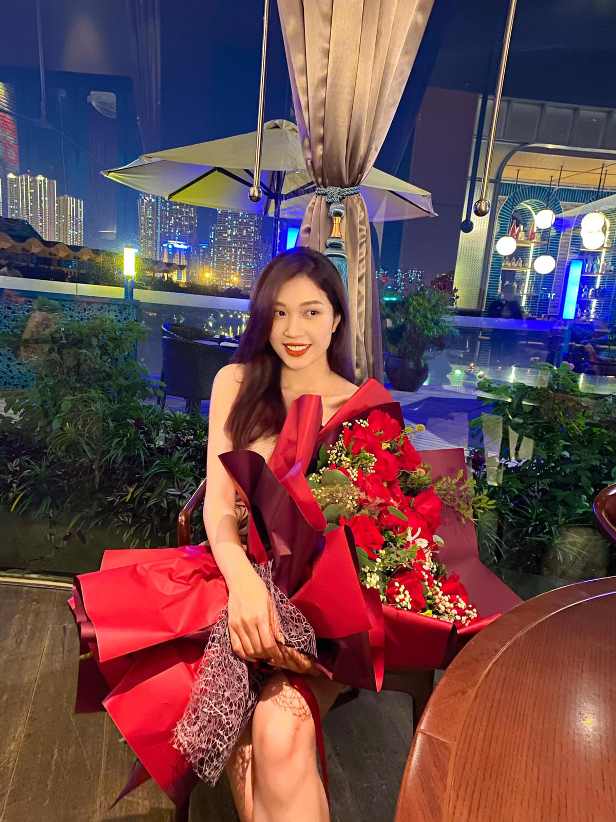 Tuy nhiên, cuộc sống đời tư của nữ MC lại ít được hé lộ. Với một số bài đăng gần nhất, dân mạng chỉ biết rằng Ngọc Anh hiện đang độc thân nhưng sở hữu khá nhiều bất động sản, xe hơi có giá trị lớn.