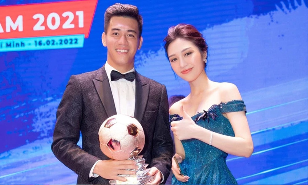 Xuất hiện cùng MC Quốc Khánh tại sân khấu lễ trao giải Quả Bóng Vàng năm 2021 là gái xinh Trần Ngọc Anh (bút danh Giang Anh). Diện chiếc váy trễ vai màu xanh biển, nữ MC gây ấn tượng với khán giả bằng nhan sắc xinh đẹp, phong thái tự tin và giọng đọc vô cùng truyền cảm.