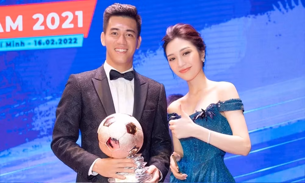 Xuất hiện cùng MC Quốc Khánh tại sân khấu lễ trao giải Quả Bóng Vàng năm 2021 là gái xinh Trần Ngọc Anh (bút danh Giang Anh). Diện chiếc váy trễ vai màu xanh biển, nữ MC gây ấn tượng với khán giả bằng nhan sắc xinh đẹp, phong thái tự tin và giọng đọc vô cùng truyền cảm.