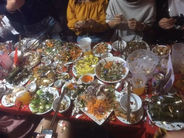 Mới đây, dân mạng không khỏi ngán ngẩm khi chứng kiến lại thêm một mâm cỗ cưới của các cô gái bỗng nhiên bị phủ đầy pháo giấy bởi trò đùa quá trớn của trai làng. Hình ảnh mâm cỗ lấp lánh được cư dân mạng chia sẻ nhiệt tình cùng thái độ chán nản. Nhìn mâm cỗ ngon lành giờ đây thành bãi chiến trường khiến nhiều người xót xa, tiếc nuối.