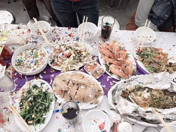 Chủ nhân của bài viết đã đăng tải bức ảnh mâm cỗ cùng đôi lời lên mạng xã hội: “Đám cưới quê em các bác ạ. Nhà trai ăn cỗ xong xuôi sang nhà gái giao lưu. Thấy có 3 mâm nhà gái ăn muộn thế là 1 thanh niên manh động của nhà trai bắn pháo giấy… Mấy bạn nhà gái mặt hằm hằm đứng dậy nhưng không nói gì. Khổ nỗi mấy bạn nhà gái toàn là gái xinh. Thế này bảo sao làng em toàn trai ế”.