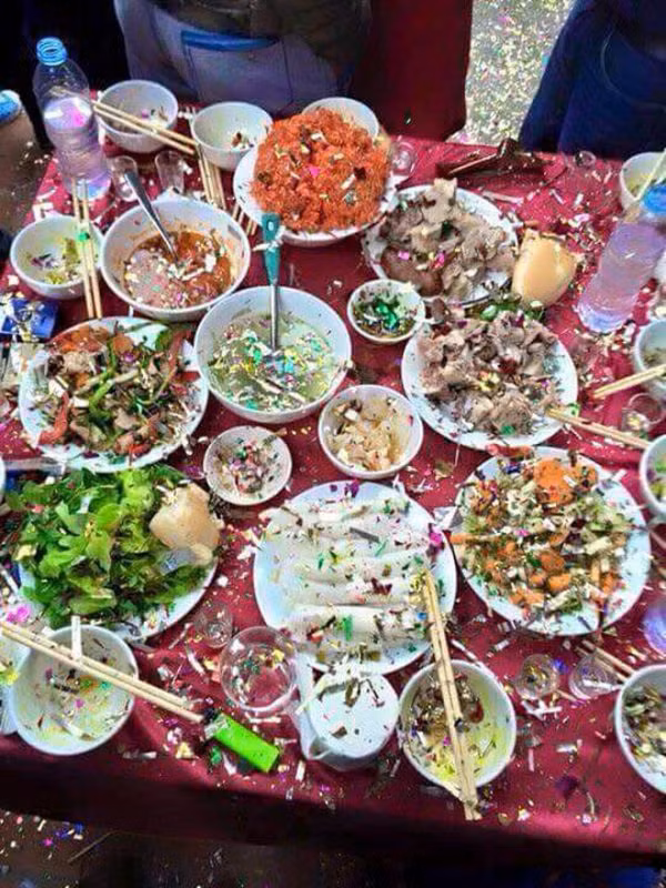 Được biết, sau khi tổ chức đám cưới, hai bên gia đình sang nhà gái giao lưu, thấy có bàn toàn gái xinh đang ăn, hội thanh niên đằng trai manh động dùng pháo giấy bắn vào mâm cơm hòng gây sự chú ý.