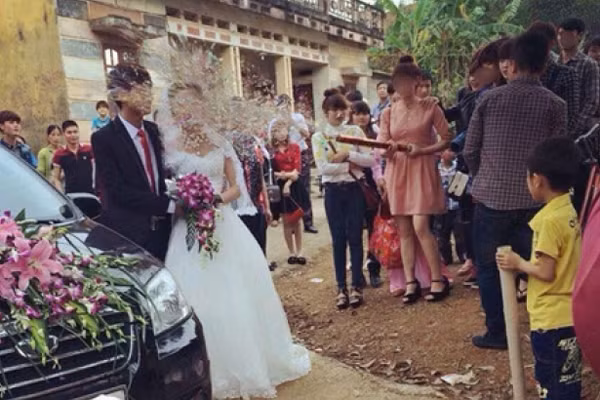 Hành động vô cùng kém duyên, gây bức xúc cho nhiều người như vậy không phải lần đầu xuất hiện tại các đám cưới. Trước đó, dân tình từng chia sẻ những tình huống “khóc dở mếu dở” trong hôn lễ.