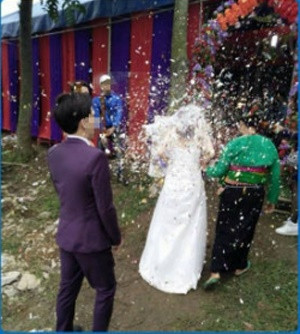 Cô dâu đáng thương này bị bắn thẳng pháo giấy vào mặt nhưng vẫn phải nhịn đau, bước tiếp vào lễ đường.