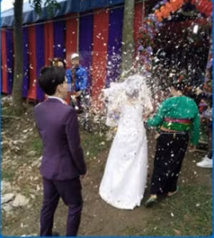 Cô dâu đáng thương này bị bắn thẳng pháo giấy vào mặt nhưng vẫn phải nhịn đau, bước tiếp vào lễ đường.