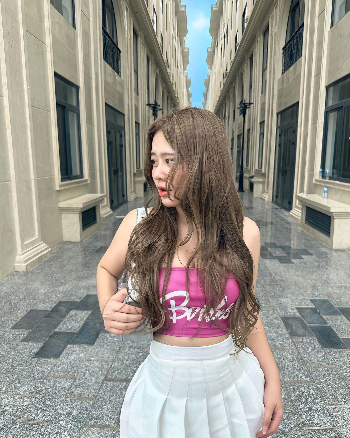 Sau khi rời ghế nhà trường, Hồng Hân có nhiều sự thay đổi trong phong cách thời trang.