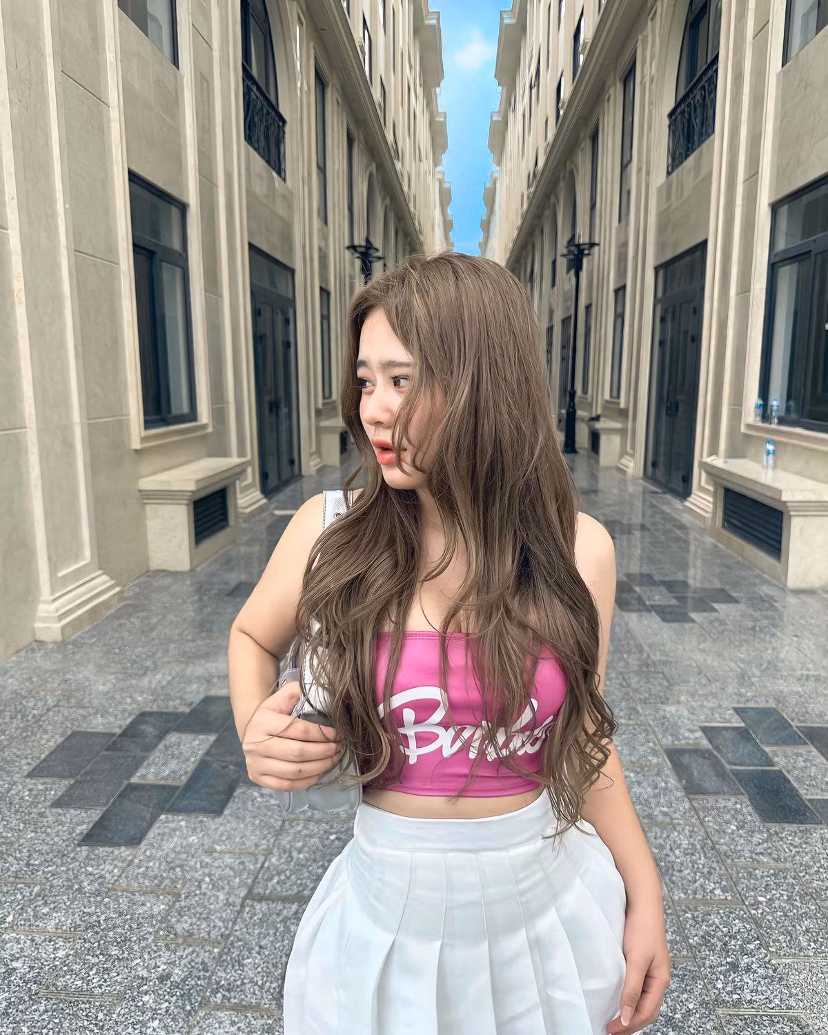 Sau khi rời ghế nhà trường, Hồng Hân có nhiều sự thay đổi trong phong cách thời trang.